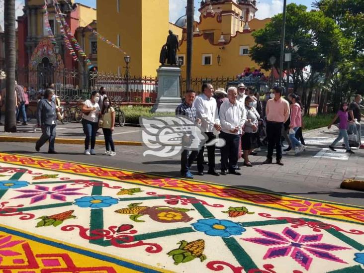 Artesanos engalanan calles de Orizaba con tapetes de aserrín, en honor a San Miguel