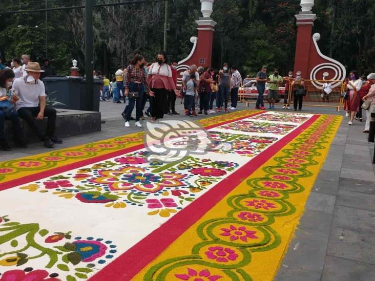 Artesanos engalanan calles de Orizaba con tapetes de aserrín, en honor a San Miguel