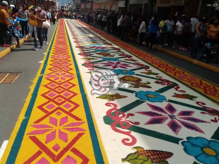 Artesanos engalanan calles de Orizaba con tapetes de aserrín, en honor a San Miguel