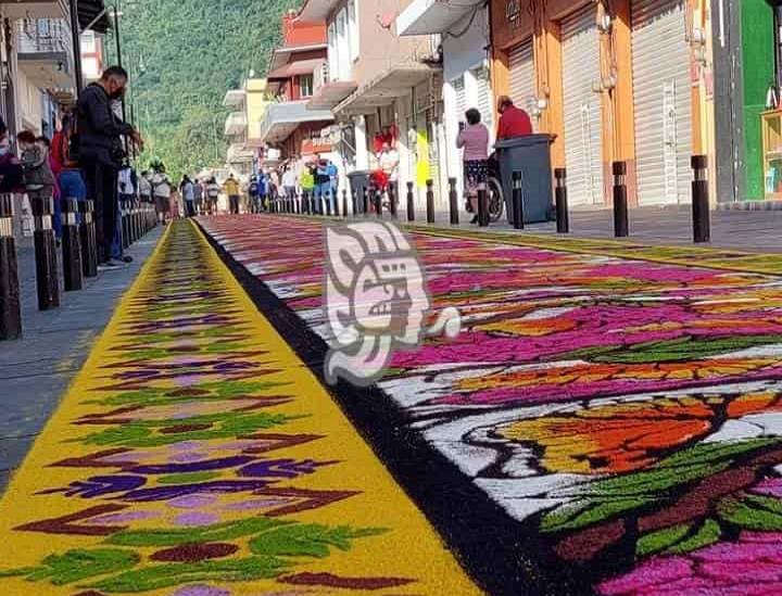 Artesanos engalanan calles de Orizaba con tapetes de aserrín, en honor a San Miguel