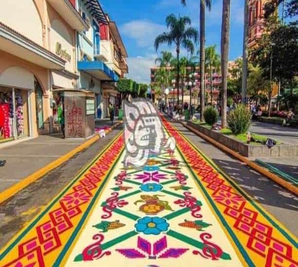 Artesanos engalanan calles de Orizaba con tapetes de aserrín, en honor a San Miguel