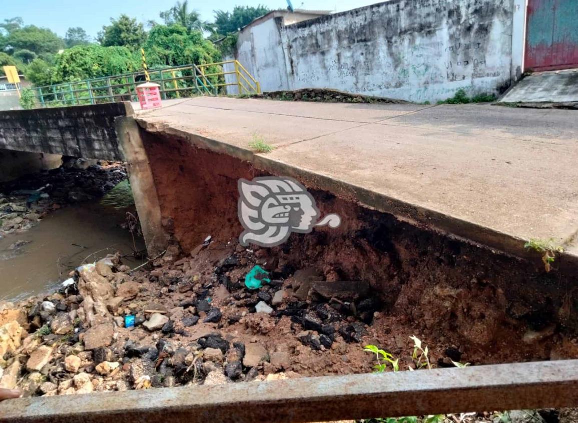 A punto del colapsar puente que comunica colonias de Minatitlán