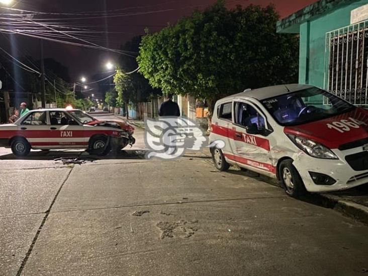 Colisión entre taxis en Mina; uno se va contra pared de vivienda