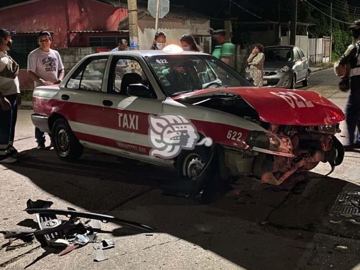 Colisión entre taxis en Mina; uno se va contra pared de vivienda