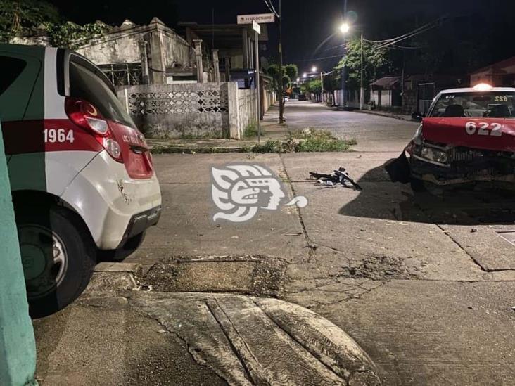 Colisión entre taxis en Mina; uno se va contra pared de vivienda