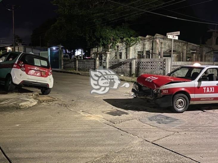 Colisión entre taxis en Mina; uno se va contra pared de vivienda