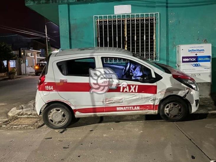 Colisión entre taxis en Mina; uno se va contra pared de vivienda