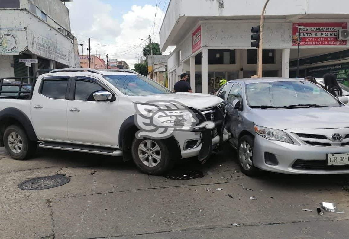 Fuerte choque en la Justo Sierra de Minatitlán; mujer herida