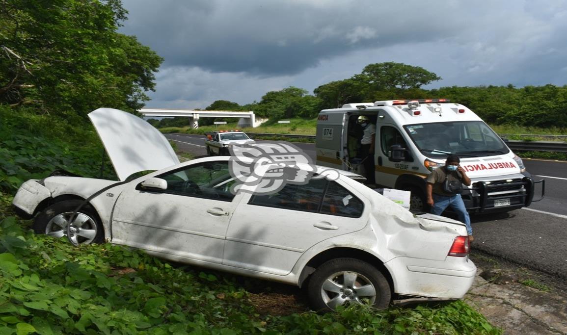 Matrimonio sufre volcadura al caer en hoyanco sobre autopista 