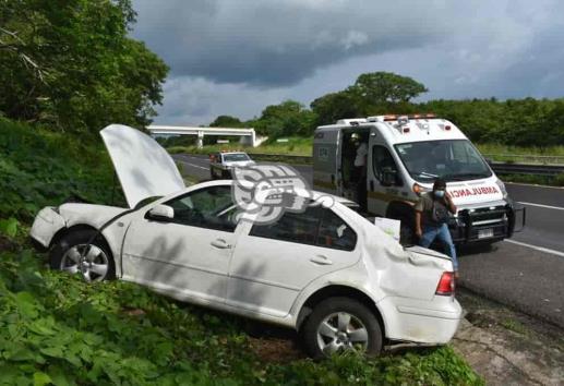 Matrimonio sufre volcadura al caer en hoyanco sobre autopista 
