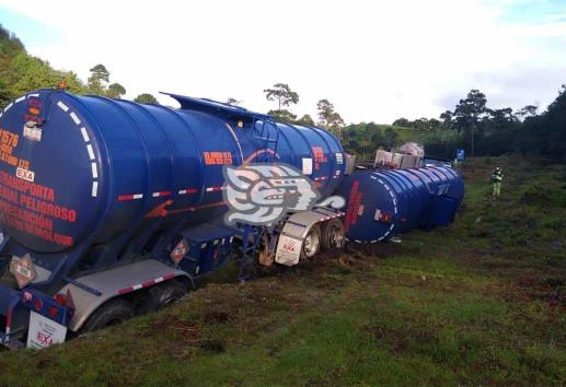 La libran durante volcadura de pipa con diesel en el libramiento Xalapa-Perote