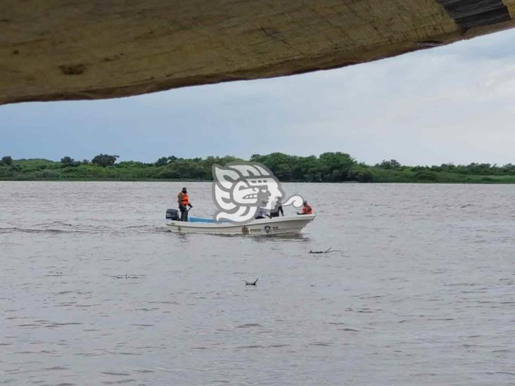 Hallan flotando cuerpo de pescador en Río Papaloapan