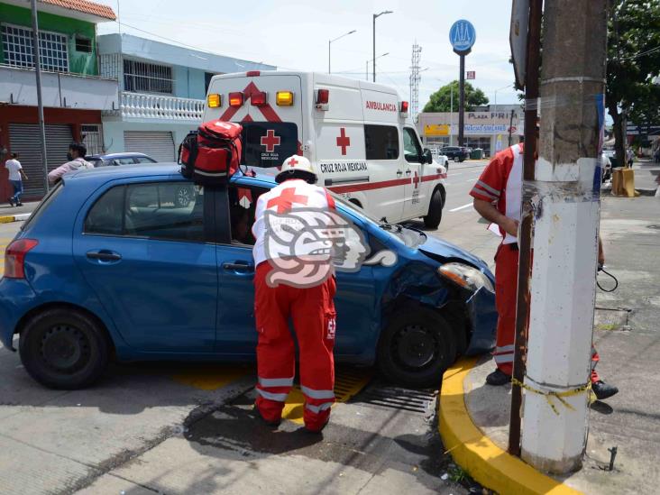 Choque entre dos unidades particulares deja tres personas lesionadas