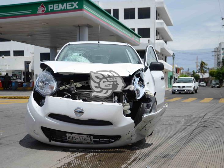 Choque entre dos unidades particulares deja tres personas lesionadas