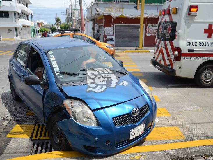 Choque entre dos unidades particulares deja tres personas lesionadas