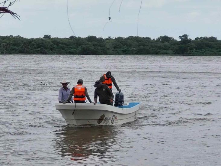 Hallan flotando cuerpo de pescador en Río Papaloapan