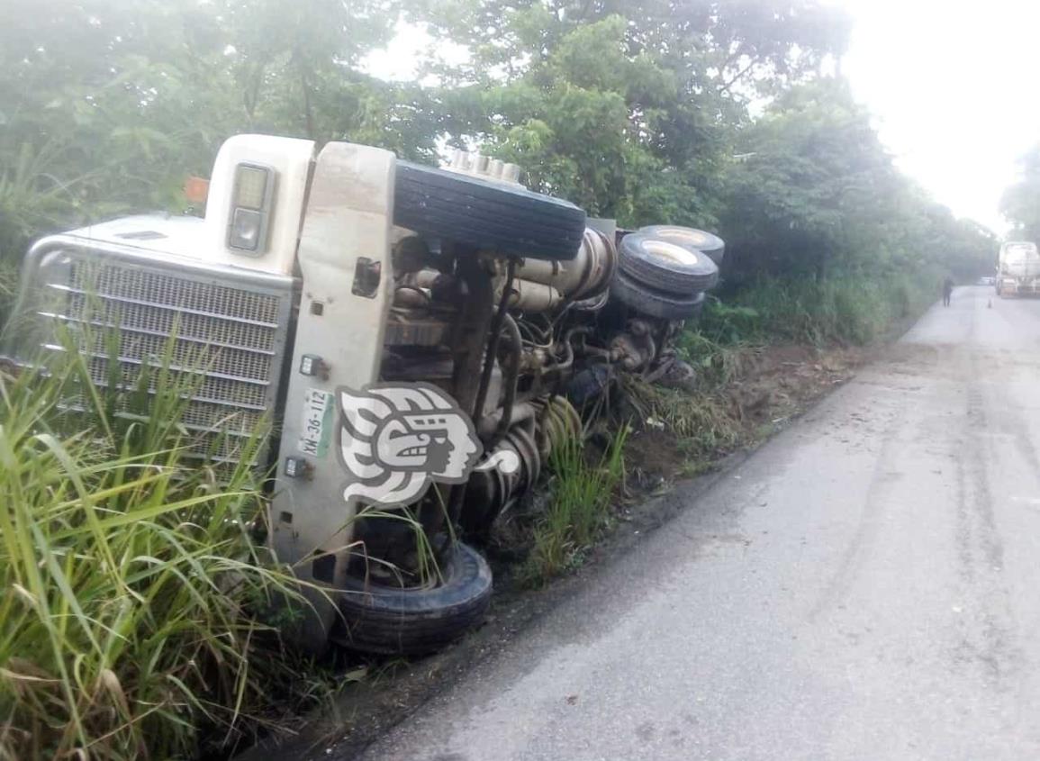 Vuelca camión en el tramo Cuichapa-Tlacuilolapan