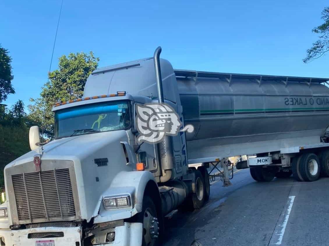 Chocan tráiler y camión de carga en autopista Puebla-Córdoba