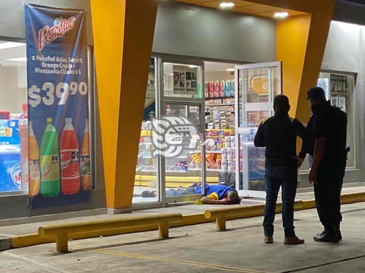 Robo frustrado a tienda deja ladrón muerto y 2 policías heridos en Veracruz