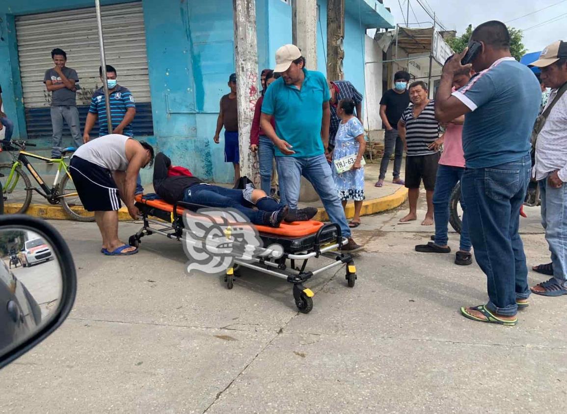 Menor herido en choque de moto contra camioneta