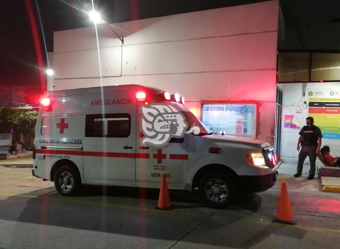 Mujer cae de distribuidor vial en Coatza; presunto intento de suicidio