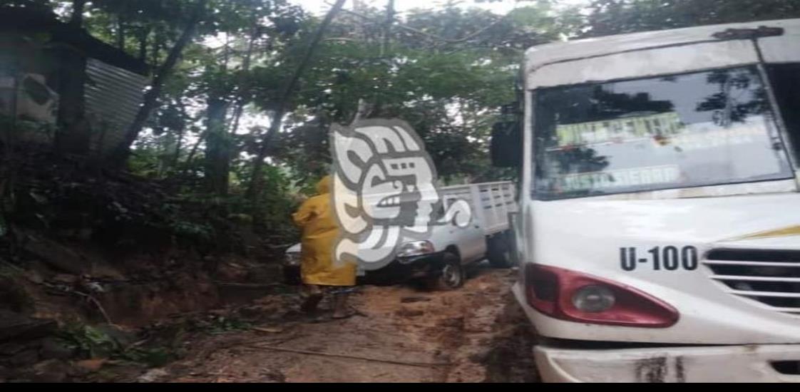 Transporte urbano suspende ruta; carretera Zaragoza-Coacotla intransitable 