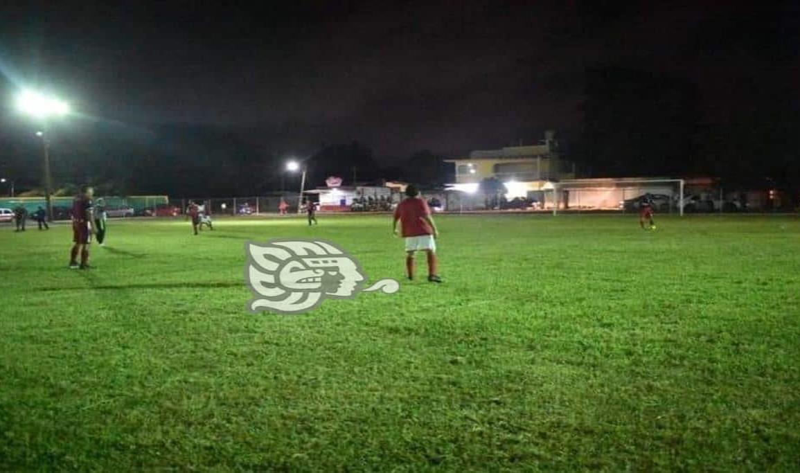 Estrenan campo de futbol en la colonia El Muelle