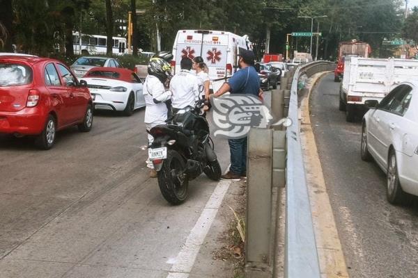 Imprudente mujer es arrollada por motociclista en Xalapa
