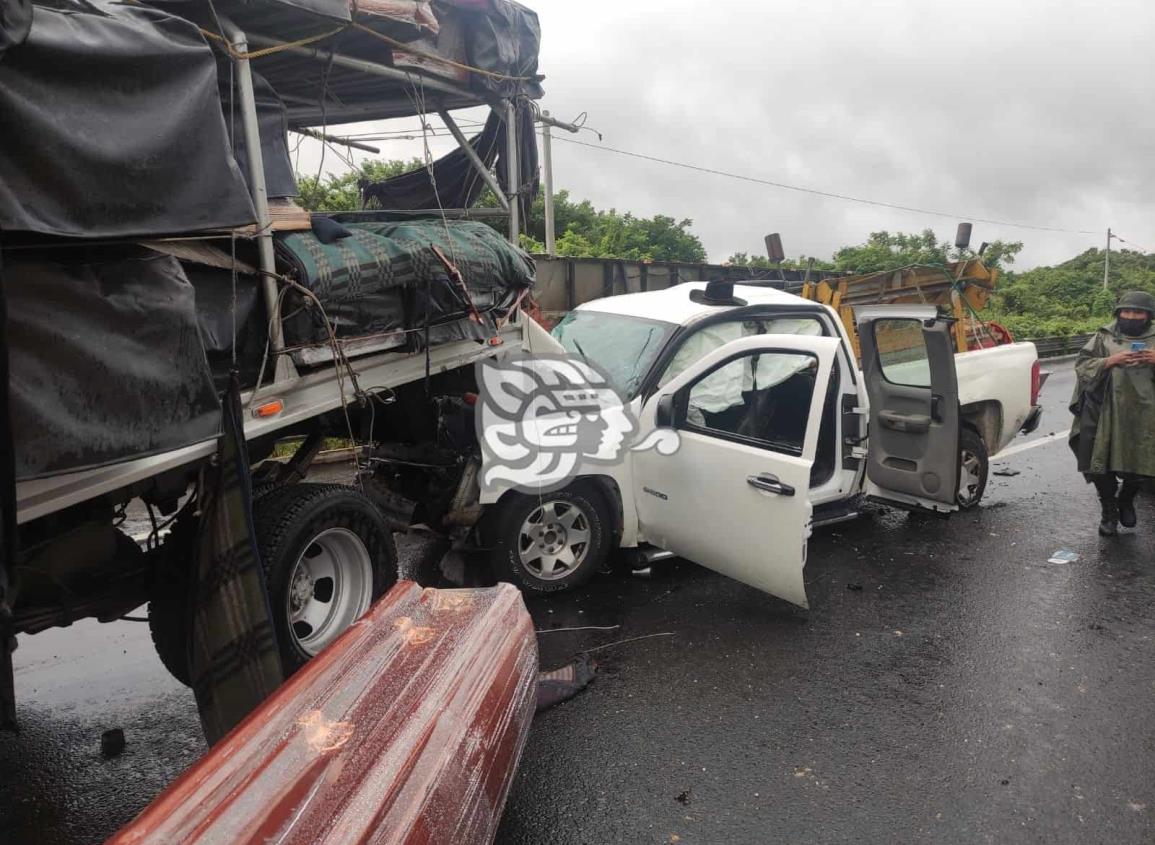 Choque y volcadura de camioneta de ataúdes en Acayucan deja dos heridos