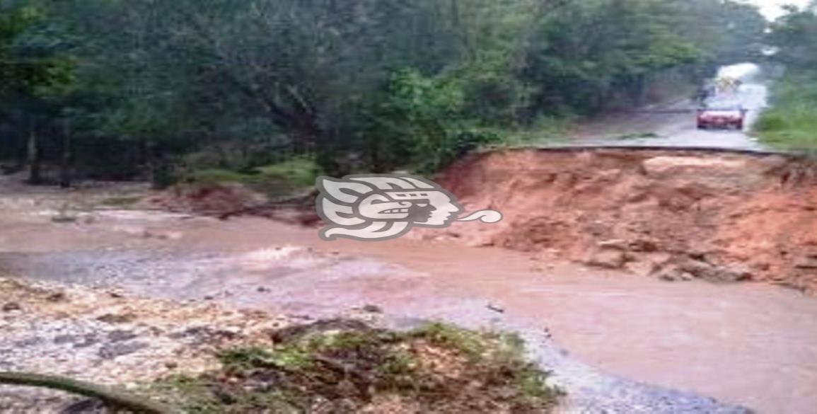 Aguas pluviales arrastraron puente en Tatahuicapan; familias incomunicadas 