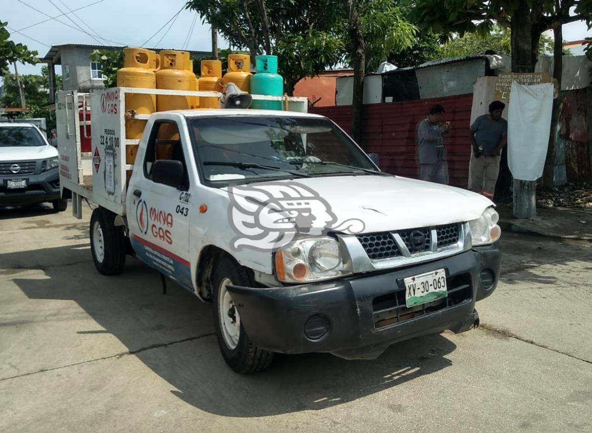 Taxi choca contra camioneta repartidora de gas en Coatzacoalcos