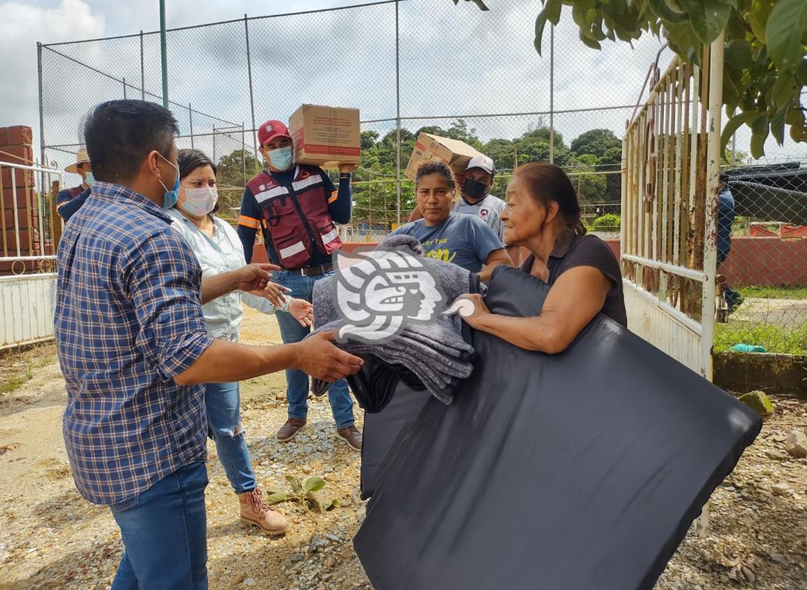 Entregan apoyos a familias afectadas por las lluvias en Villa Cuichapa