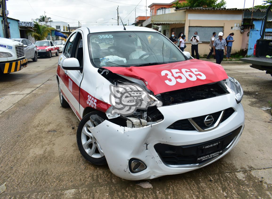 Taxista no respeta preferencia e impacta camioneta en Coatzacoalcos