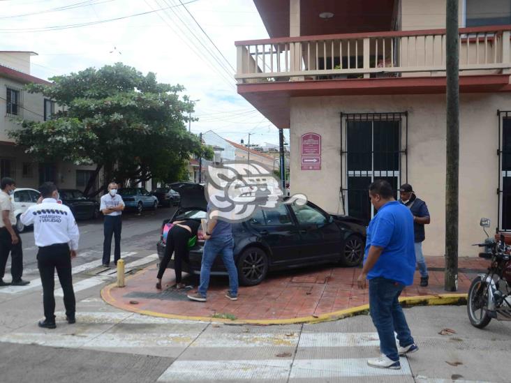 Conductor termina impactado en fachada de vivienda en barrio de Veracruz