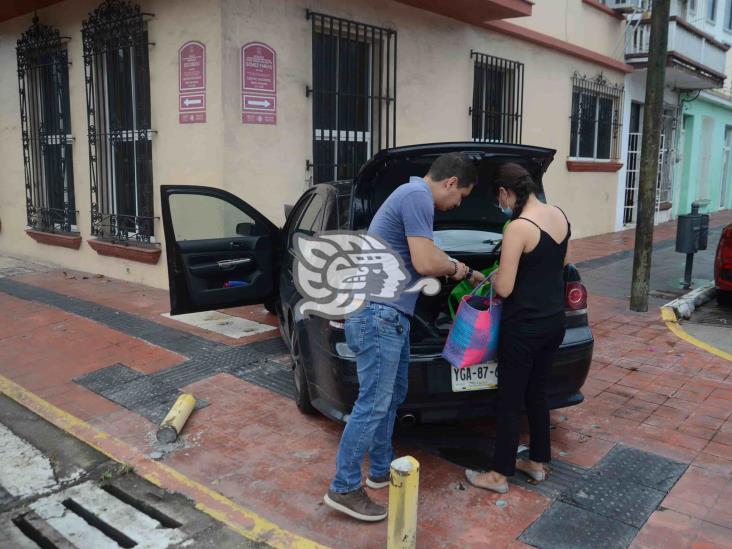 Conductor termina impactado en fachada de vivienda en barrio de Veracruz