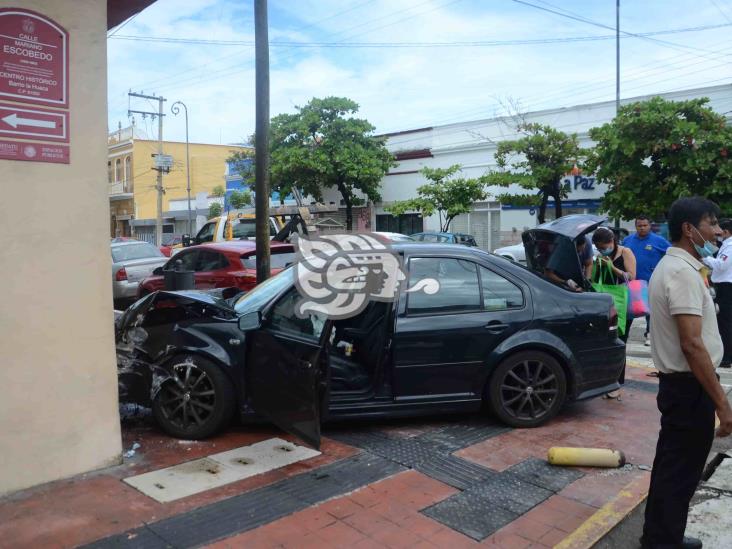 Conductor termina impactado en fachada de vivienda en barrio de Veracruz