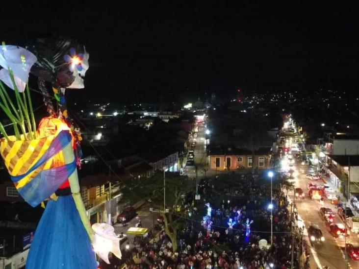 Catrina gigante colorea centro de Misantla y da cuenta de riqueza de Día de Muertos