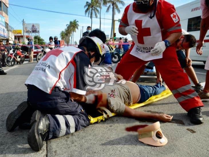 Motociclista se pasa el alto; atropella a abuelita y nieta en Veracruz