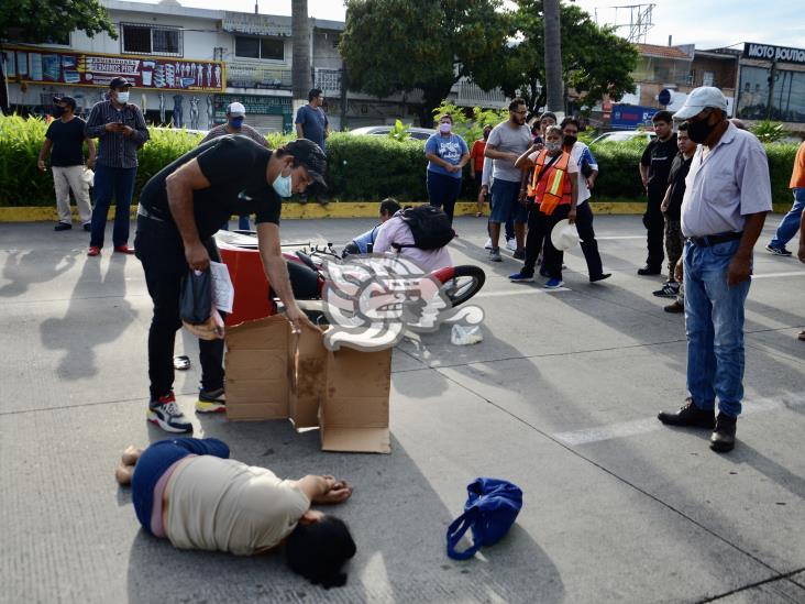 Motociclista se pasa el alto; atropella a abuelita y nieta en Veracruz