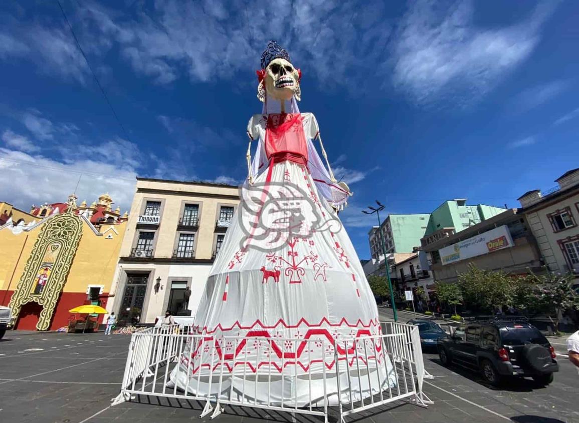 Catrinas gigantes adornan la Plaza Lerdo de Xalapa