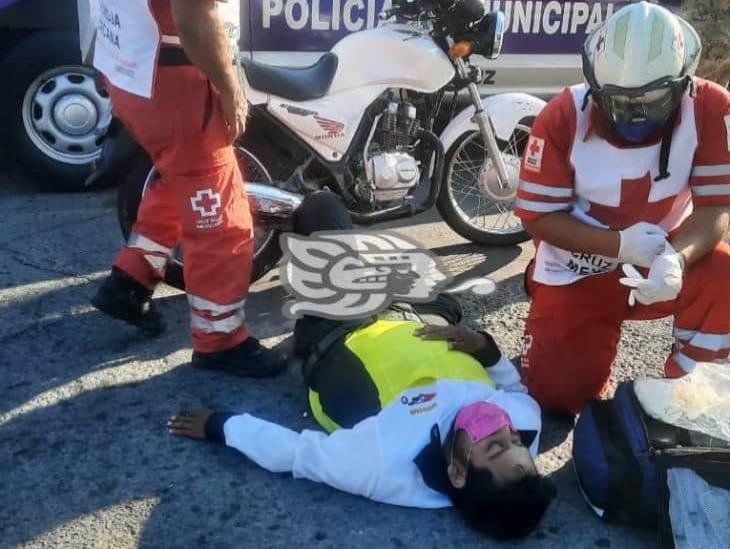 Un herido tras choque de taxista y motociclista en calles del puerto