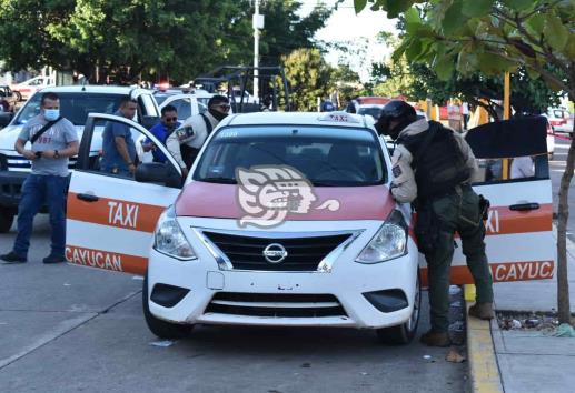 Ataque armado en sitio de taxis de Acayucan; un muerto y un herido 