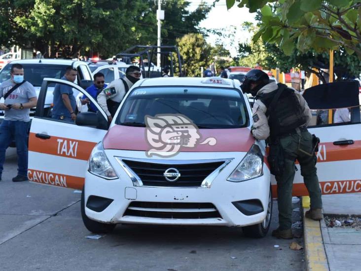 Ataque armado en sitio de taxis de Acayucan; un muerto y un herido 