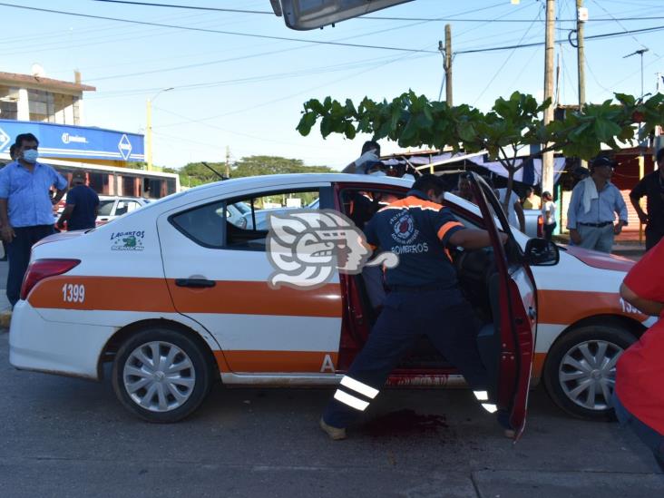 Ataque armado en sitio de taxis de Acayucan; un muerto y un herido 