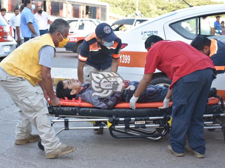 Ataque armado en sitio de taxis de Acayucan; un muerto y un herido 