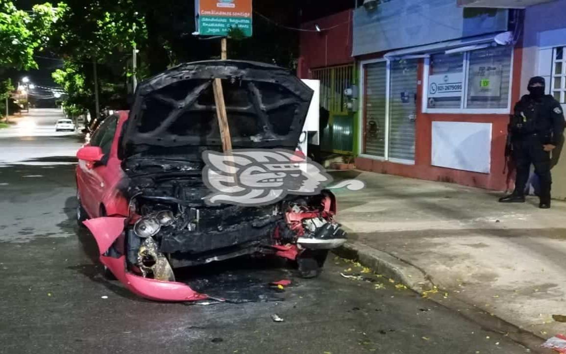 Se incendia vehículo durante la madrugada en Coatzacoalcos