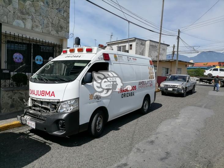 Chocan ambulancia y camioneta en Orizaba; hay un lesionado