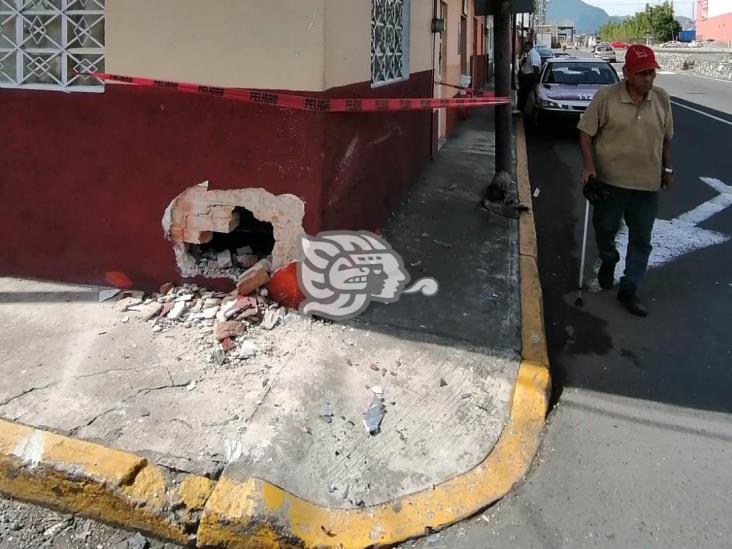 Chocan ambulancia y camioneta en Orizaba; hay un lesionado