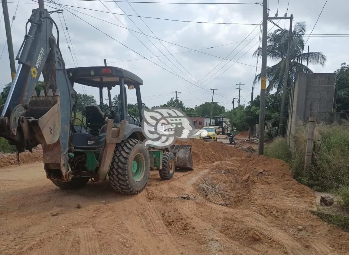 Material y maquinaria obstruye acceso a hospital de Las Choapas