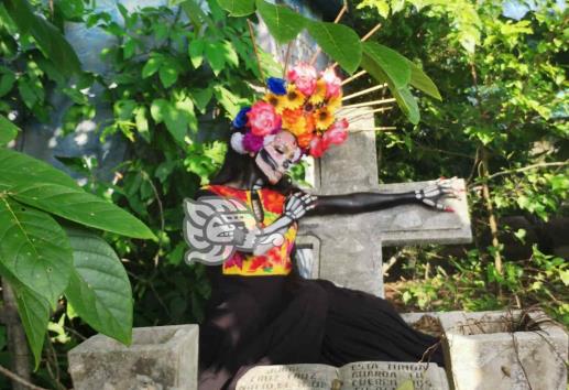 En Ixhuatlán, promueven las tradiciones recordando a la catrina